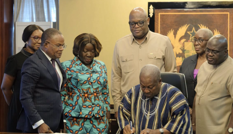 Le president Mahama signant la promulgation de loi decret